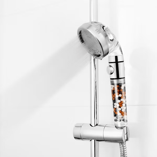 cabezal de ducha con chorro de piedra instalado